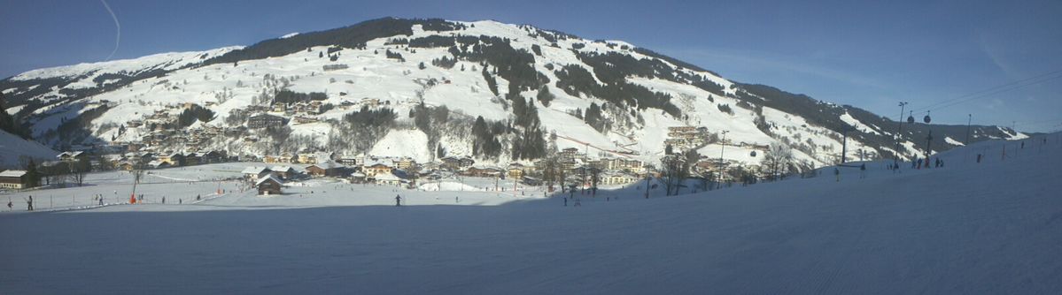 Blick auf einen Teil des Ski-Ortes Saalbach-Hinterglemm (Österreich)