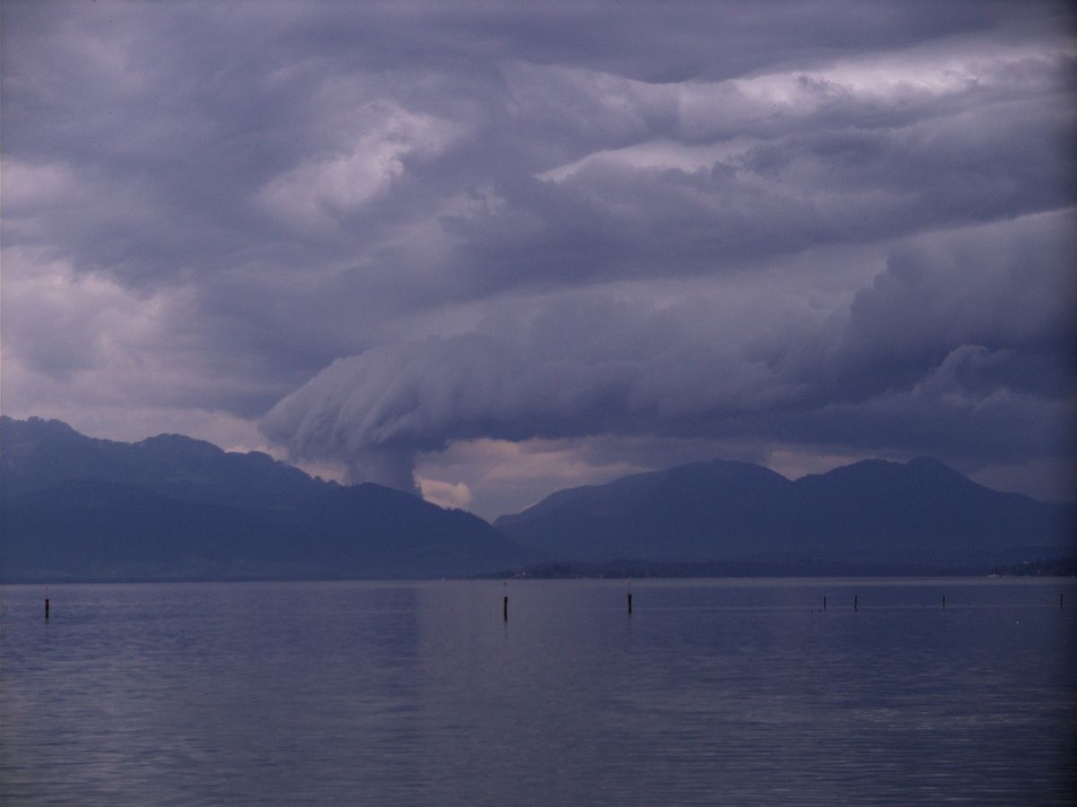 Es zieht ein Unwetter am Chiemsee auf.