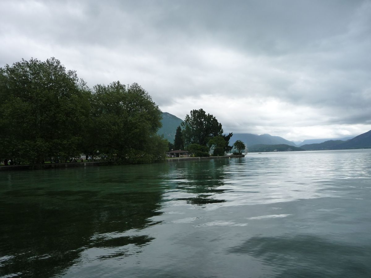 Magnifique cette metamorphose de couleur du lac de tout bleu à tout vert