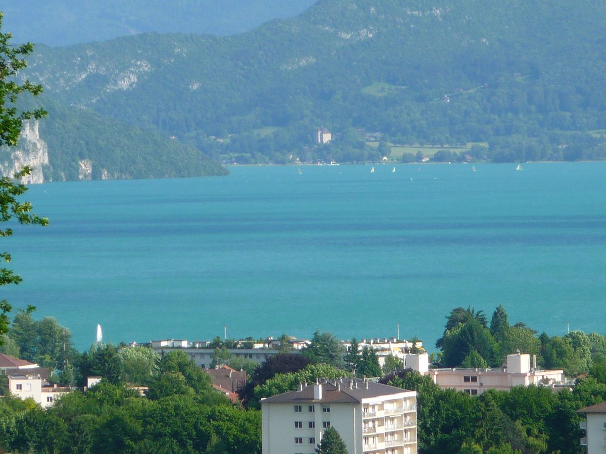 Jamais je n'avais vu le lac de cette couleur si turquoise qu'elle en devient hypnotique