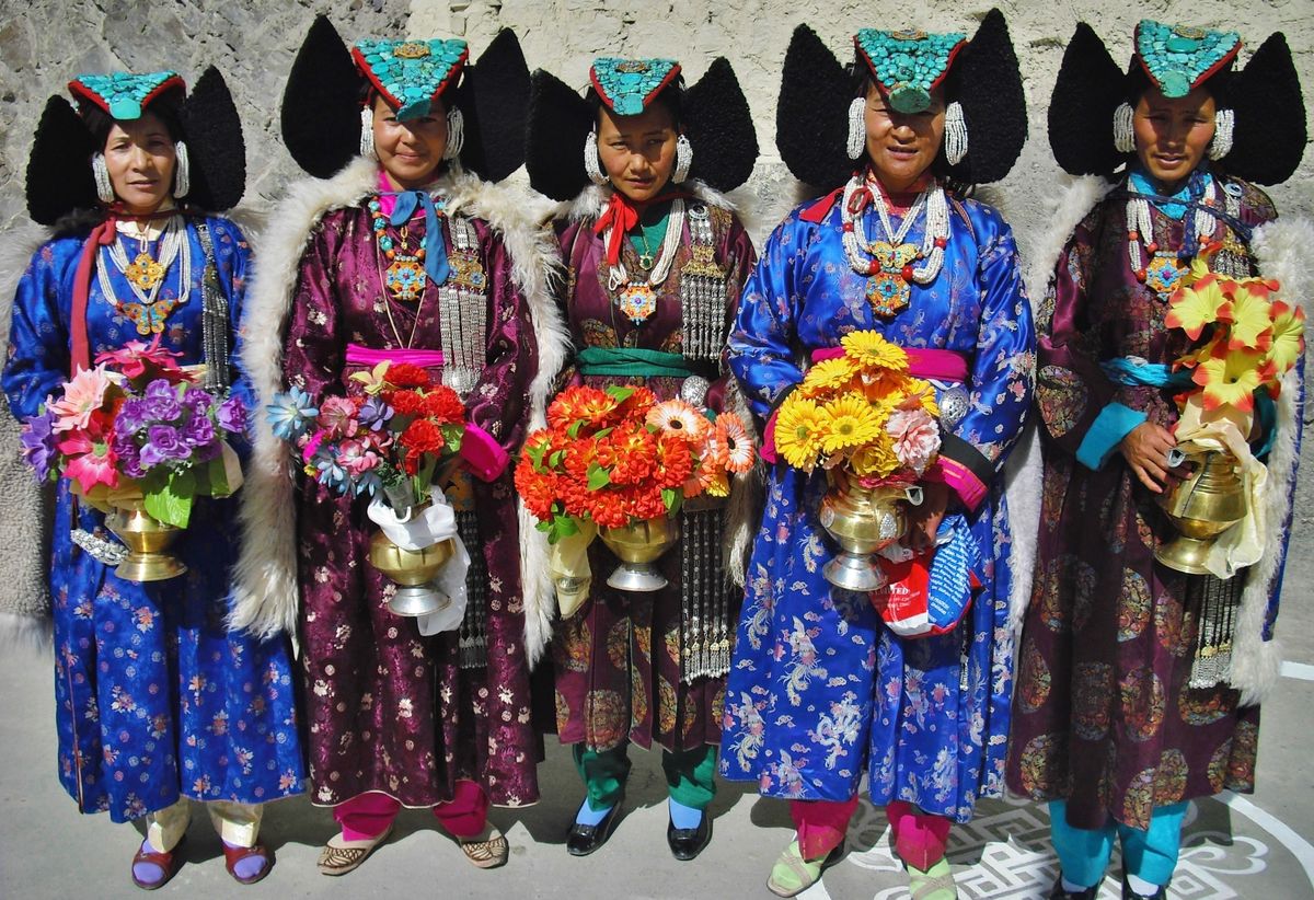 Toen ik het boeddhistische klooster van Stok (Noord-India) bezocht, botste ik toevallig op een religieuze plechtigheid waarbij ik de vrouwen in mooie traditionele kledij kon bewonderen...