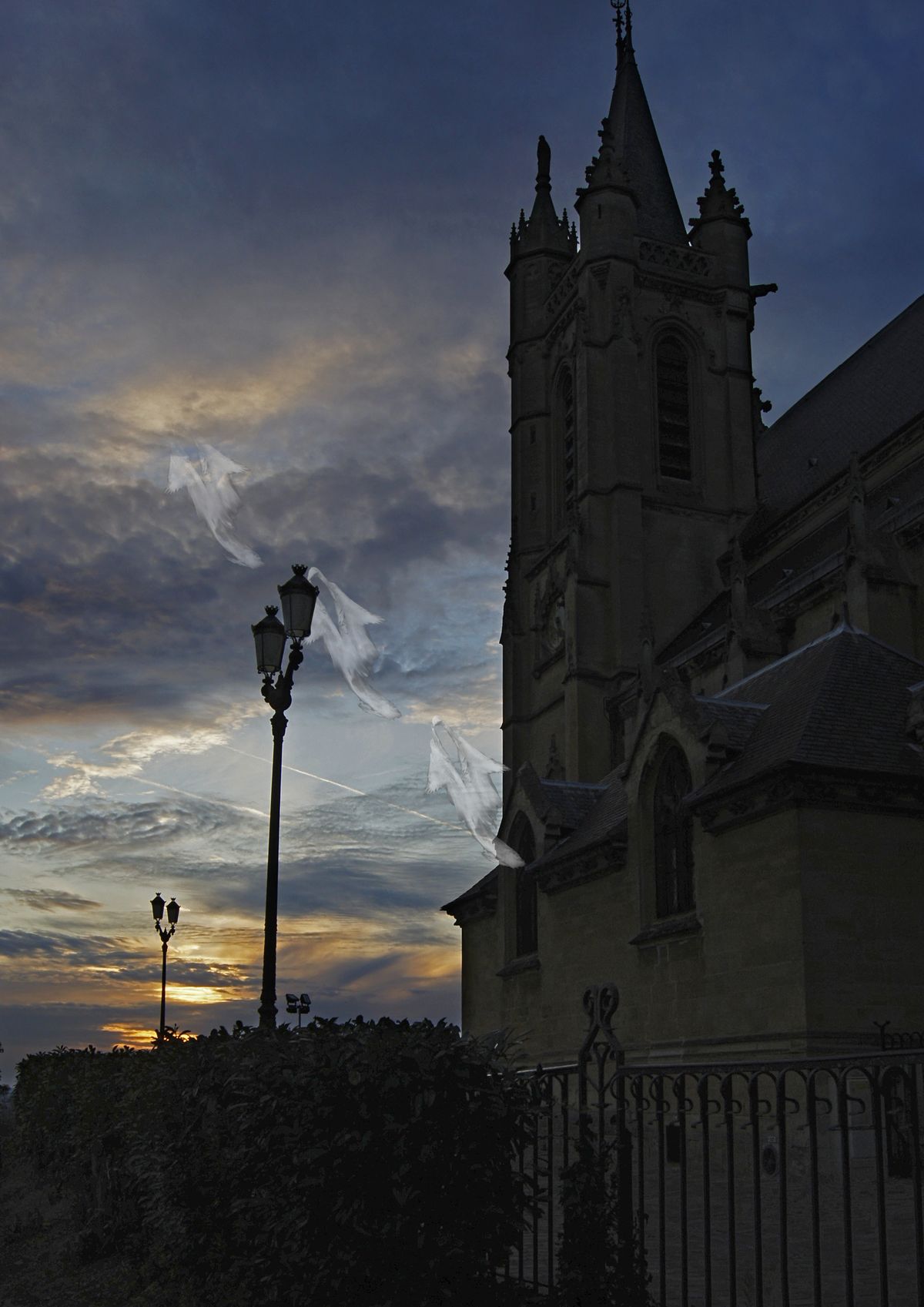 Des "âmes" quittent l'église pour rejoindre le ciel