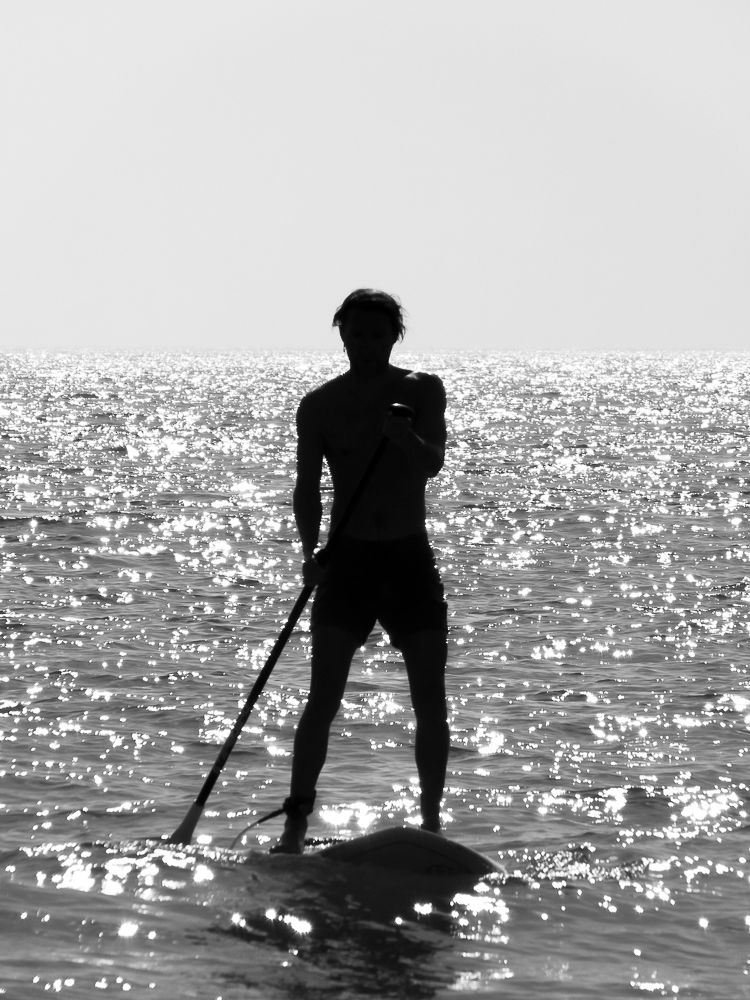 Deportista haciendo Paddle Surf en las costas de Tarifa.