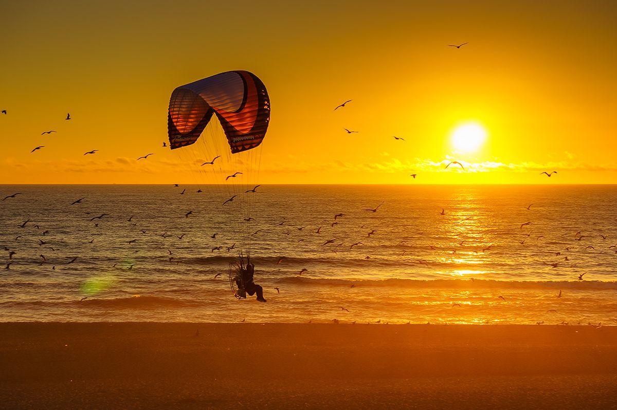 El Piloto con una gran pericia volaba a pocos metros de altura del la fina  arena de las dunas de la Playa de Mira