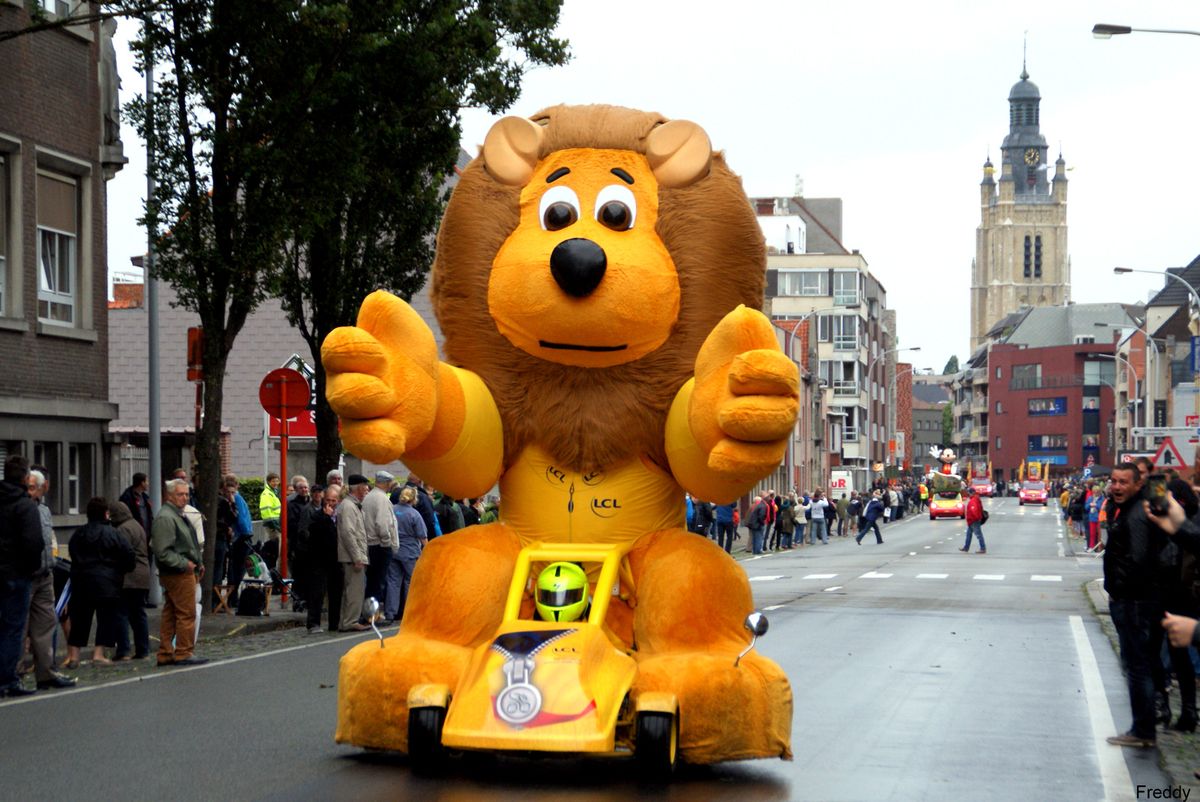 Dortocht in Vlaanderen van de Tour en de daarbij publiciteitskaravaan