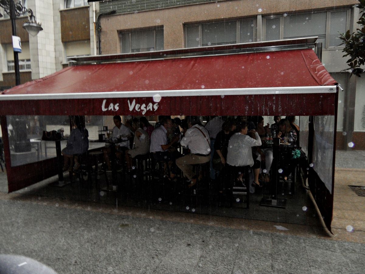 Tomando algo por Mieres, y de repente cayo un chaparrón y las calles quedaron vacías de gente, menos las terrazas.