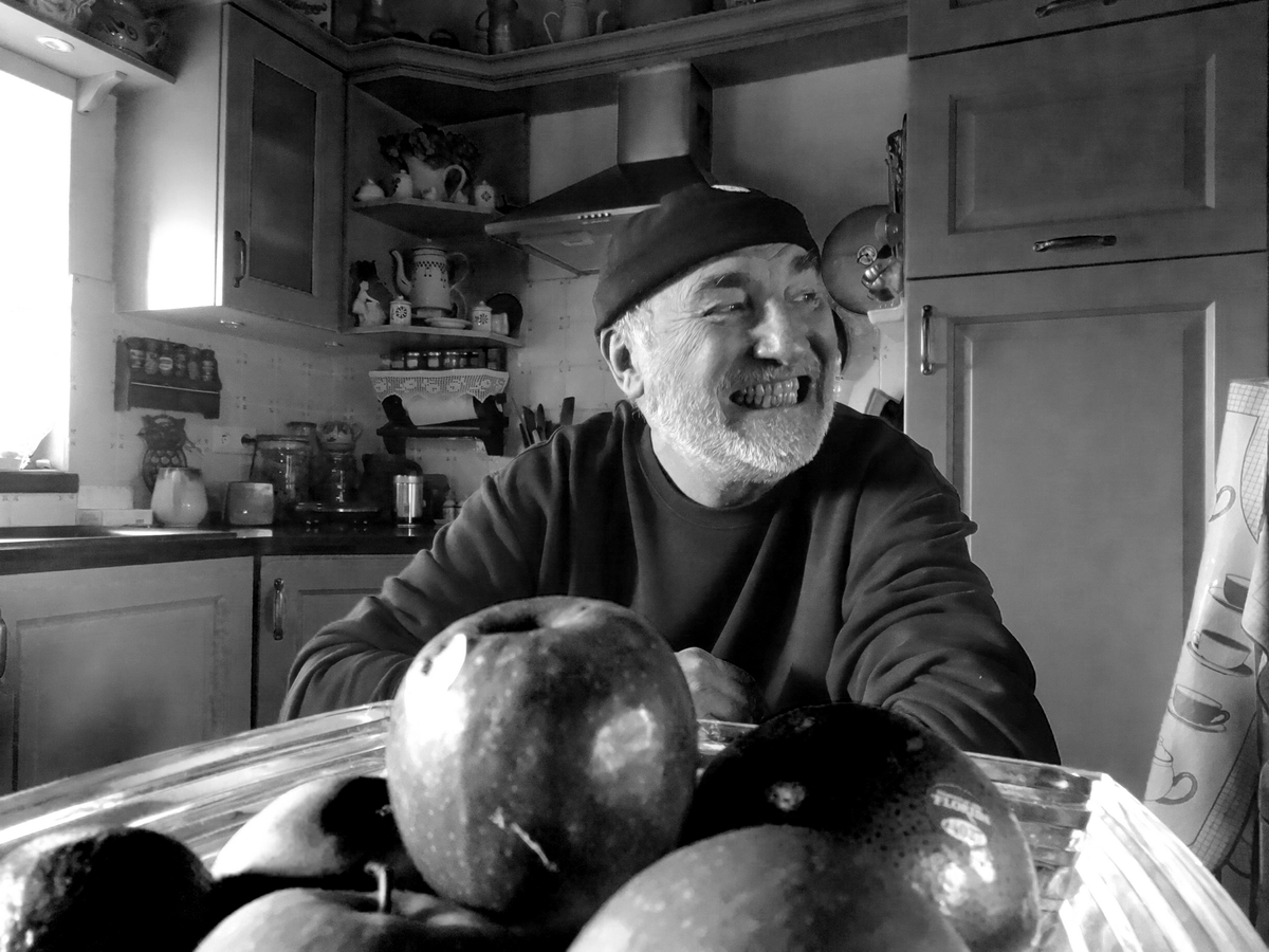 Un homme âgé montre les dents