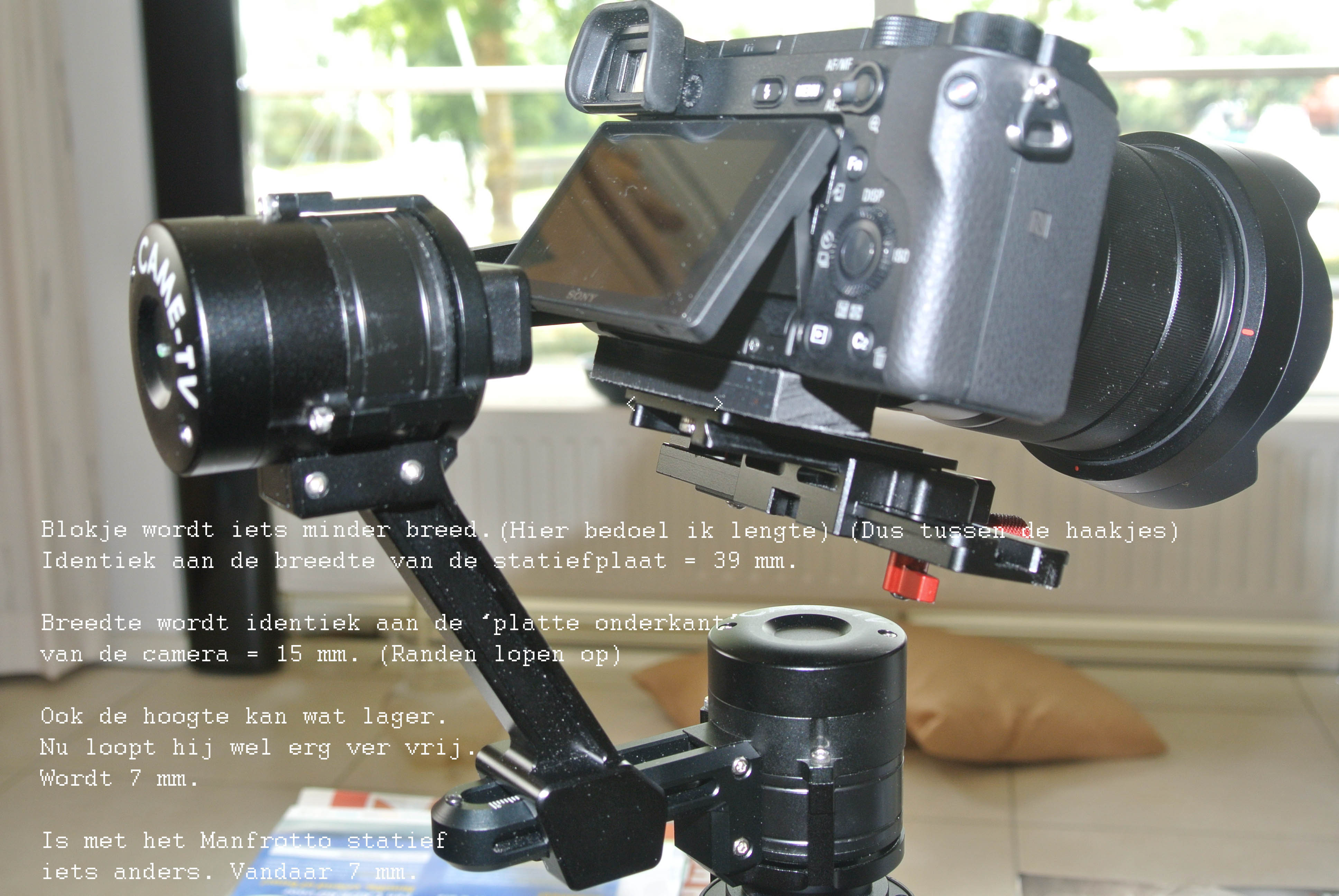 Blokje onder Sony camera A-6300 om hoogteverschil camera - lens, op te vangen.jpg