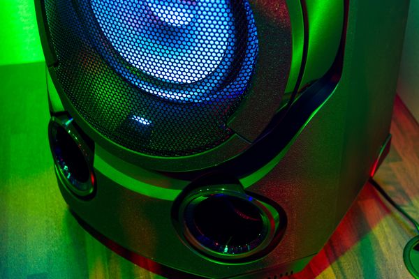 The big subwoofer with its jet-bass-boosters gives a good hint to what to expect.