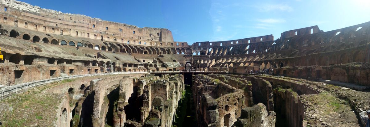 Lo que queda del interior del Coliseo Romano, un día esplendido para hacer turismo!